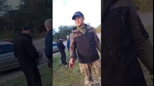 Пропитые мент и тцкашник пристают к работягам.