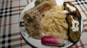 Обжаренные баклажаны с соусом и отварная треска с макаронами, это наш ужин сегодня.