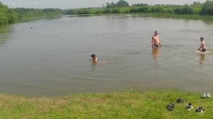 Купаемся в реке Иня. На улице 32 жары.