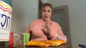 МУКБАНГ-ПЕРЕКУС! КОПЧЁНЫЙ СОМ ПИРОЖКИ И КЛУБНИКА!