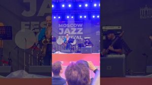 Играю вступление свой композиции Race with the Dolphins на @moscowjazzfestival на своём басу Dingwal