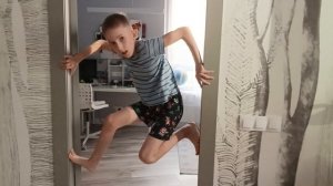 Залез между стен