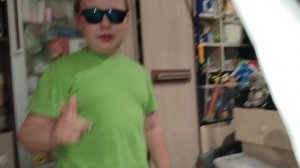 Арсюшик любознайка и майнкрафтер топ танцуют и хвалят крутых ютуберов