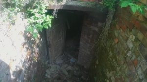 Прокатились на прогулку в лес.Нашли какие то развалины.