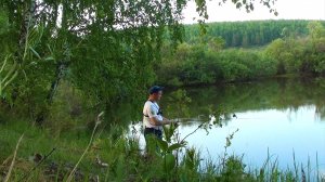 РЫБАЛКА НА СПИННИНГ НА ДЕРЕВЕНСКОМ ОЗЕРЕ. КЛЮЁТ БЕЗ ОСТАНОВКИ