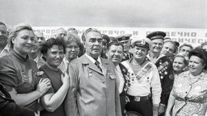 Брежнев и колхозник.