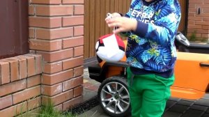 Рома и Диана Рома ловит покемонов на новой машине