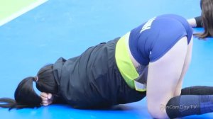 Симпатичная волейболистка Ким Джу-ха разминается перед игрой, прямая трансляция