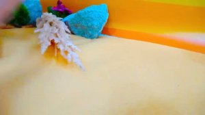 Влад и Никита Влад и Никита играют с игрушечными машинками и строят гоночную трассу