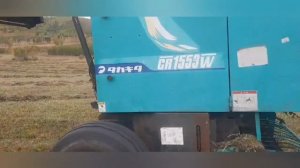 Пресс подборшики прессуют сено в рулоны Сенокос
