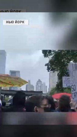 В США по всей стране в день рождения Трампа проходят протесты против его политики.