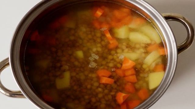 Чечевичный суп с колбасой