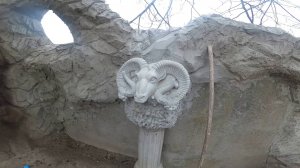 оформление забора на даче. установка лепнины. баран из цемента.