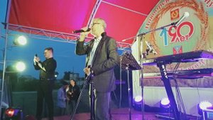 Дмитрий Ерёмин с новой песней про Новоорск на концерте в День России 12.06.25 . (снято на телефон )