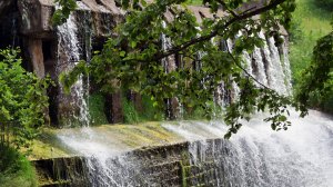 Искусственный водопад на реке Старая Кенка