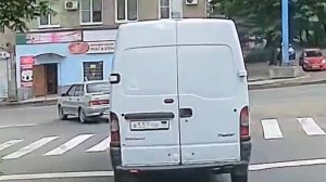 Красный свет светофора, поворотники? Не знаю что это. Донецк 2025.