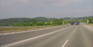 Грузовик через четыре полосы и двойную сплошную