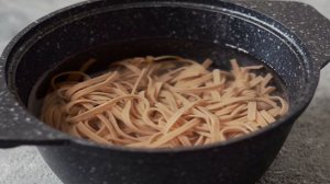 Гречневая лапша с ореховым соусом