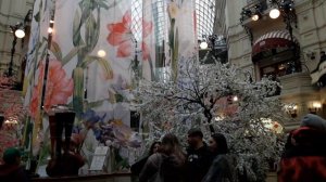 Москва. Первомай. Гуляем с девочками по ГУМу.