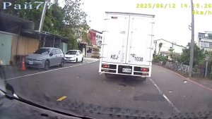 Автофургон не прошёл по габаритам под мостом и завалился на бок