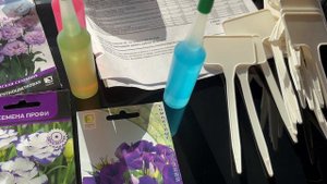 Рассказываю и показываю семена цветов на, которые я буду сеять в кассеты на рассаду и удобрения.