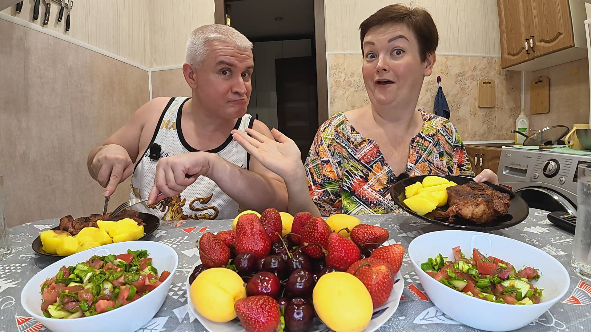 Мукбанг ОТМЕТИЛИ наш приезд домой и день БЛОГЕРА! ВКУСНО налопались мяса ОТРЫВАЕМСЯ на ужин в России