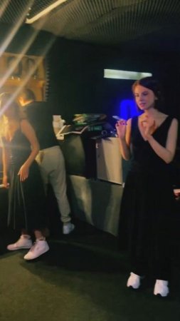 Готовим танец перед съемками третьей песни мюзикла «Кот» от Тихих Братьев #котвсапогах #репетиция