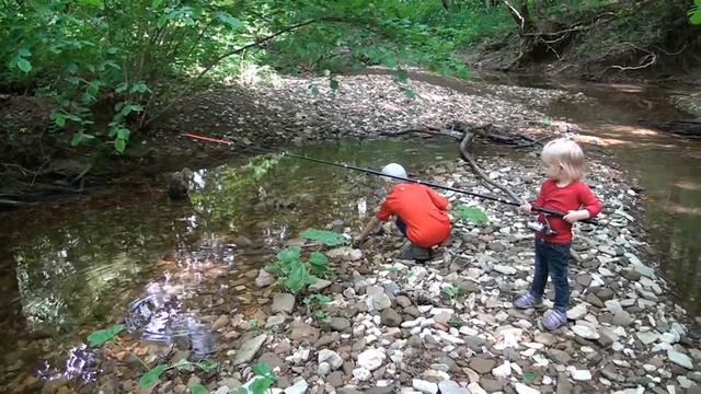 Рыбачка Василиса. Первая рыбалка. Ловись рыбка большая и маленькая!