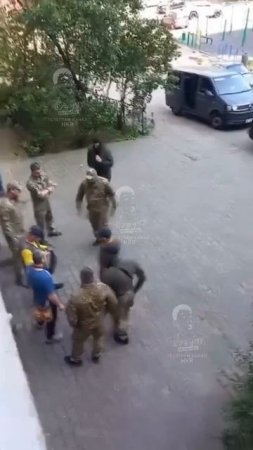 Мосфильм,  г.Кривой Рог. Только на Украине можно увидеть, как десяток здоровых мощных мужиков за...