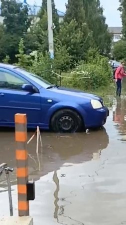 Что случится, если поехать на электровелосипеде по огромной луже?
