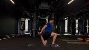 Растяжка передней поверхности бедра стоя на одном колене