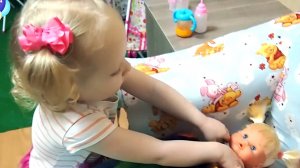 Играем в куклы! Детки плачут и ревут