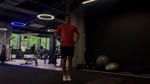 Подъем на носки с мячом между стоп