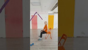 Упражнения с гантелями и стулом ягодицы ноги пресс спина трицепс