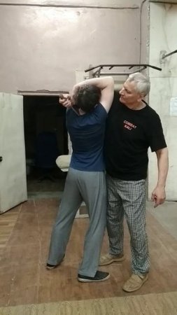КОНТРПРИЕМ ПРИ ПОПЫТКЕ ОТБОРА НОЖА .