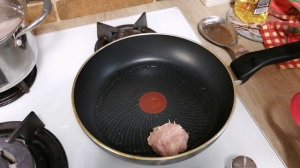 Готовим быстрые котлеты с кабачками.