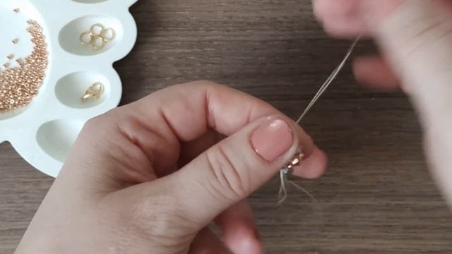 Вот такие украшения мы создаём в детской студии. Смогли сплести детки - сможете и вы смотреть онлайн