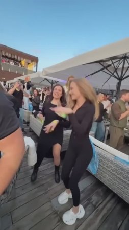 Танцы в Киеве под "А я иду такая вся в Дольче Габбана"