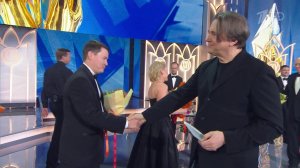 Константин Эрнст вручил премию "Призвание" за спасение безнадежного пациента с раком печени