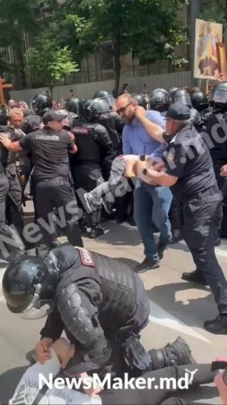 Силовики вырвали ребенка из рук отца, из-за чего он упал головой об асфальт