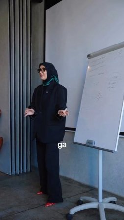 Годовалый ребенок имеет потребность изучать этот мир, понимая, что мама рядом.