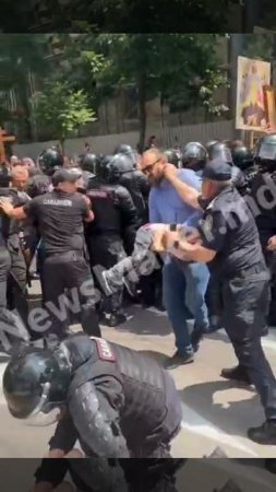 В Кишиневе полиция пыталась вырвать ребенка из рук отца во время акции против ЛГБТ*