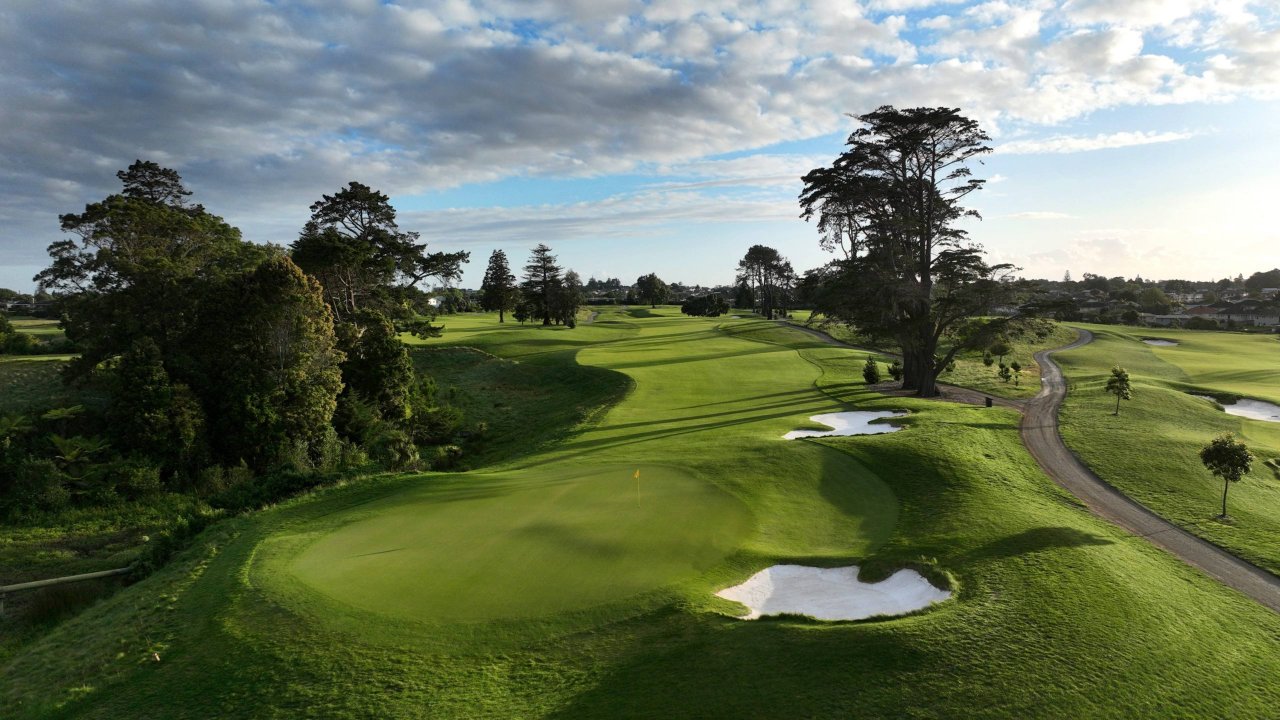 9 лунок на Royal Auckland & Grange Golf Club | Расслабляющий гольф в тумане