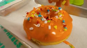 Влад и Ники - Дети исследуют фургон с едой!