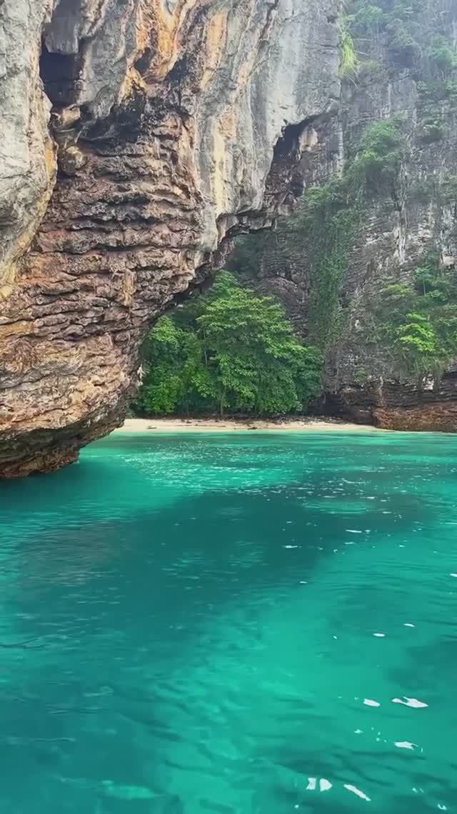 Скрытый пляж. Остров Пода, Краби, Таиланд.