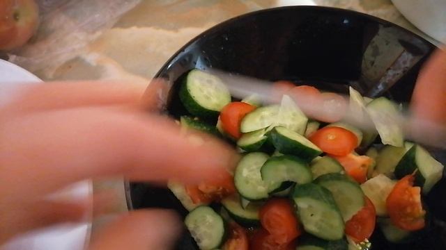 Салат из помидор и огурцов