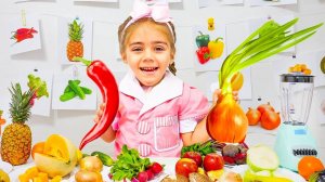 Мия игрет в кафе и делает полезные смузи для Насти | Веселое детское видео