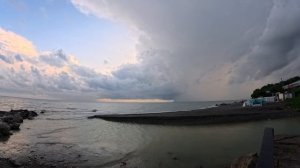Шторм надвигается с моря. В Сочи.