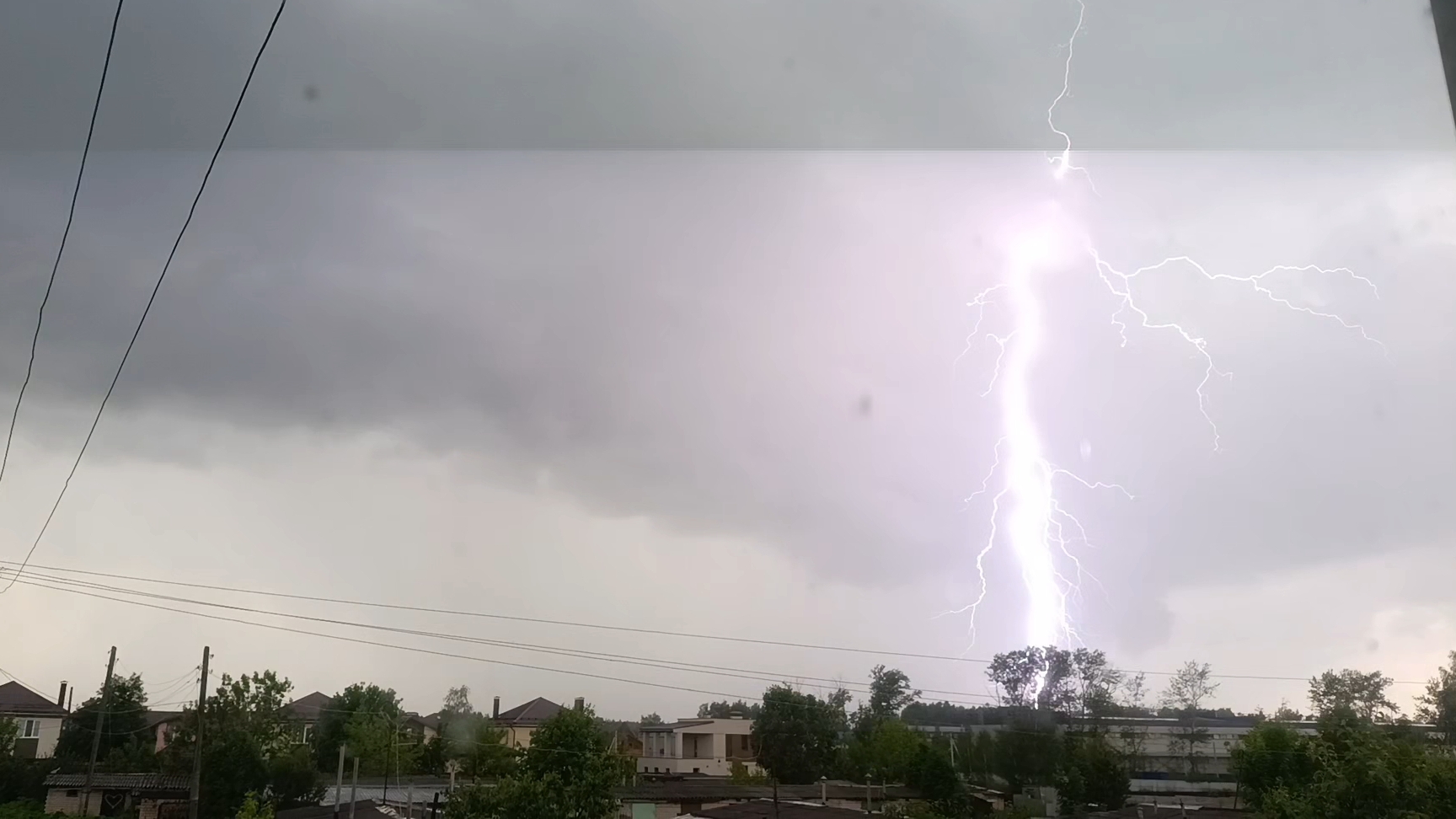 гроза в замедленной съёмке, гром и молния сверкает (медленно чтоб разглядеть) 60 фпс перед дождём смотреть онлайн