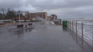 Балтика прекрасна во время шторма и штиля и люди, которые любят море...